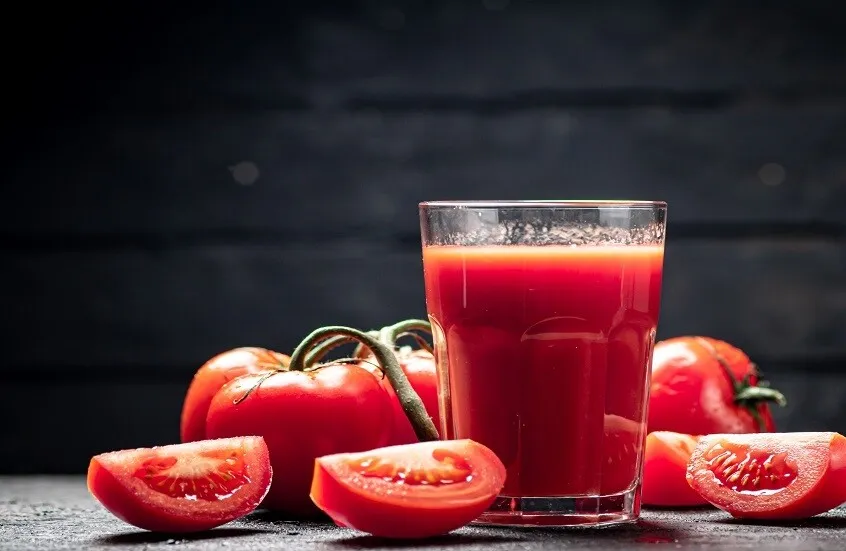 طبيبة: عصير الطماطم يحمي الرجال بعد الأربعين من أمراض القلب